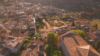 Mayorka 'daki tarihi Kartaca Manastırı Valldemossa' nın havadan görünüşü. Valldemossa Charterhouse, gün batımında, Mallorca, Balearic adaları, İspanya. Gün doğumunda Valldemossa 'nın güzel şehir manzarası