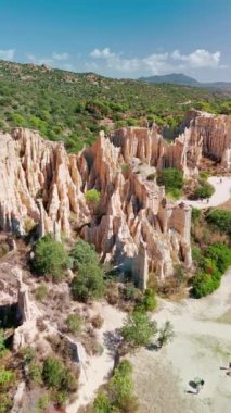 Les Orgues Ille sur Tet, Pyrenees Orientales, Languedoc Roussillon, Fransa 'da jeolojik alan. Ille sur Tet 'in ya da peri bacalarının havadan görünüşü. 