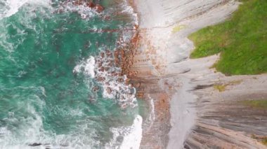 İspanya 'nın kuzeyindeki güzel Playa De Sakoneta plajının hava manzarası. Sakoneta plajı, Flysch adında dünyanın en uzun kaya katmanlarıyla ünlüdür.
