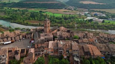 İspanya 'nın Huesca eyaletindeki Pirene dağlarının eteklerinde yer alan eski Ainsa kasabasının hava manzarası. Arka planda muhteşem dağlar olan bir ortaçağ kasabası..