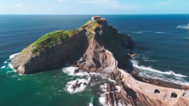 San Juan de Gaztelugatxe 'nin hava manzarası, Bask Ülkesi, İspanya. San Juan de Gaztelugatxe 'nin kayalık adanın tepesindeki inziva yeri. Açığa çıkan görüntüleri yukarı kaldır