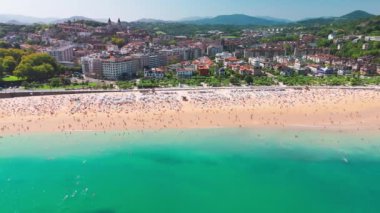 Yazın, Ondarreta Sahili 'nin San Sebastian' daki turkuaz sularıyla ya da Bask Bölgesi, İspanya 'daki Donostia şehrindeki hava manzarası. Kuzey İspanya 'da güzel bir yaz tatili