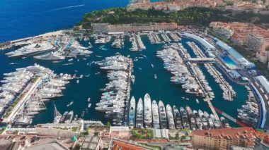 Monako Prensliği 'nin şehir merkezinin havadan görünüşü. Monako Körfezi 'nde demirlemiş lüks yatlar, Monako Sarayı Müdürü ve Monte Carlo' nun lüks apartman daireleri sergileniyor. 