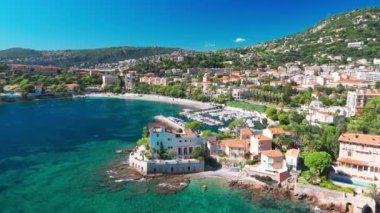 Nice ve Monako arasındaki Fransız Riviera kıyı şeridinde Beaulieu-sur-Mer 'in havadan görünüşü. Lüks villalar ve tarihi binalar Fransa 'nın güzel Akdeniz kıyıları boyunca uzanır.