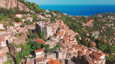 Fransız Rivierası 'ndaki Akdeniz' e tepeden bakan ortaçağ Roquebrune-Cap-Martin köyünün havadan görünüşü. Fransa 'daki tarihi Ortaçağ Roquebrune Şatosu