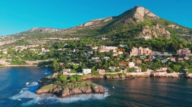 Nice ve Monako arasındaki Fransız Riviera kıyı şeridi havadan görünüyor. Lüks villalar yazın muhteşem Cote dAzur boyunca Akdeniz boyunca uzanır.