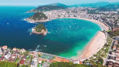 Yazın San Sebastian Körfezi 'nin turkuaz sularıyla donostia şehri, Bask Ülkesi, İspanya. Kuzey İspanya 'da güzel bir yaz tatili. 