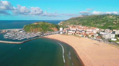 Laredo 'nun havadan görünüşü, Cantabria, kuzey İspanya. Playa La Salve de Laredo plajı yazın. İspanya 'nın kuzeyinde güzel bir seyahat yeri. Kumsal ve marina. 