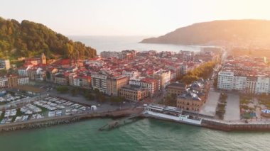 Kuzey İspanya 'daki Bask Bölgesi' nde gün doğumunda San Sebastian şehir manzarası. Donostia 'nın eski kasabası Sabah güneşleri