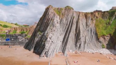 İspanya 'nın kuzeyindeki Zumaia kasabası, Bask bölgesinin güzel Itzurun plajının hava manzarası. Itzurun plajı dünyanın en uzun süreli kaya katmanlarıyla ünlüdür.