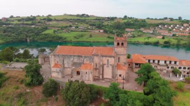 San Vicente de la Barquera 'nın hava manzarası, Cantabria, kuzey İspanya. San Vicente de la Barquera kasabasındaki Santa Maria de Los Angeles Kilisesi 'nin uydu görüntüsü.. 