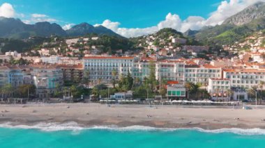 Fransız Rivierası, Fransa 'daki Menton plajının hava manzarası. Güneşli bir günde Menton tatil köyündeki güzel Plage du Marche plajı. Ünlü Cote dAzur 'un inanılmaz turkuaz deniz suyu.