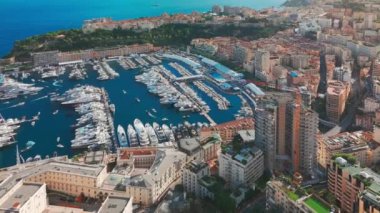 Monako Prensliği 'nin şehir merkezinin havadan görünüşü. Monako Körfezi 'nde demirlemiş lüks yatlar, Monako Sarayı Müdürü ve Monte Carlo' nun lüks apartman daireleri sergileniyor. 