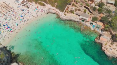 İspanya, Balearic Adaları, Mallorca 'daki Cala Llombards plajının hava manzarası. Turkuaz su limanı ve beyaz kumsal sahili ile Akdeniz kıyılarını sersemletiyor. Mallorca seyahat noktaları