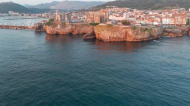 Gündoğumunda Castro Urdiales 'in havadan görünüşü, Biscay Körfezi' nde, İspanya 'nın kuzeyinde, Cantabria' da pitoresk bir liman şehri. Şehir limanına, rıhtıma ve tarihi binalara demirlemiş balıkçı tekneleri.