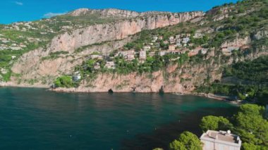 Nice ve Monako arasındaki Fransız Riviera kıyı şeridi havadan görünüyor. Lüks villalar yazın muhteşem Cote dAzur boyunca Akdeniz boyunca uzanır.