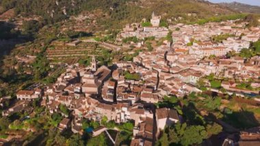 Mayorka 'daki tarihi Kartaca Manastırı Valldemossa' nın havadan görünüşü. Valldemossa Charterhouse, gün batımında, Mallorca, Balearic adaları, İspanya. Gün doğumunda Valldemossa 'nın güzel şehir manzarası