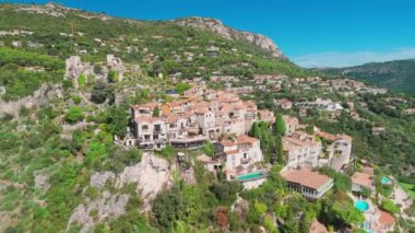Akdeniz kıyısındaki ortaçağ köyü Eze 'nin havadan görünüşü, Fransız Riviera, Fransa. Eze 'nin tarihi kasabası, nefes kesici manzaralar ve turkuaz deniz sularıyla çevrili bir tepenin üzerine tünemişti.