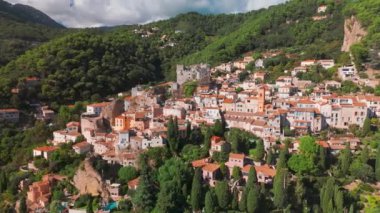 Fransız Rivierası 'ndaki Akdeniz' e tepeden bakan ortaçağ Roquebrune-Cap-Martin köyünün havadan görünüşü. Fransa 'daki tarihi Ortaçağ Roquebrune Şatosu