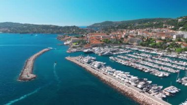 Nice ve Monako arasındaki Fransız Riviera kıyı şeridinde Beaulieu-sur-Mer 'in havadan görünüşü. Lüks villalar ve tarihi binalar Fransa 'nın güzel Akdeniz kıyıları boyunca uzanır.