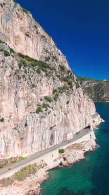 Nice ve Monako arasındaki Fransız Riviera kıyı şeridi havadan görünüyor. Bir araba Corniche Inferieure yolu boyunca Akdeniz 'in turkuaz sularının üzerindeki yüksek uçurumlardan geçiyor.