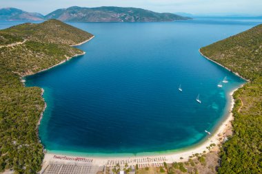 Yunanistan 'ın Kefalonia adasındaki Antisamos plajında kristal berraklığında masmavi bir su. Kefalonia Adası, İyon Adası, Yunanistan 'da güneşli yataklarla cennet manzarası.