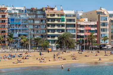 Las Palmas, İspanya - 6 Şubat 2023: Las Palmas şehrindeki Playa de Las Canteras plajında kimliği belirsiz insanlar, Gran Canaria, İspanya. Las Palmas de Gran Kanarya, Kanarya Adaları 'nın başkenti