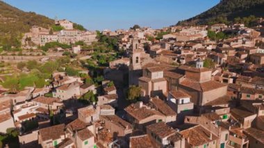 Mayorka 'daki tarihi Kartaca Manastırı Valldemossa' nın havadan görünüşü. Valldemossa Charterhouse, gün batımında, Mallorca, Balearic adaları, İspanya. Gün doğumunda Valldemossa 'nın güzel şehir manzarası