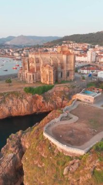 İspanya 'nın kuzeyinde Cantabria' da gündoğumunda Biscay Körfezi 'nde bulunan pitoresk bir liman şehri olan Castro Urdiales' in hava manzarası. Santa Maria de la Asuncion 'un güzel gotik kilisesi 