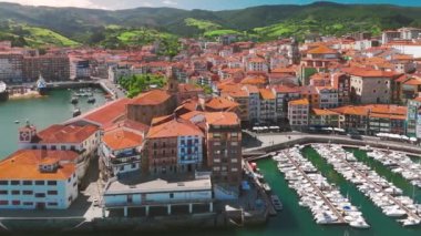Bermeo kasabasının hava manzarası, Bask ülkesi, İspanya 'nın kuzeyi. Güneşli bir günde Bermeo 'nun balıkçı limanı. Kuzey İspanya 'da güzel bir seyahat yeri