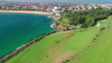 Santander, Cantabria 'daki Cabo Menor' da golf sahası, kuzey İspanya. Yarımadadaki çarpıcı golf sahalarının hava manzarası, kayalık kayalıklar ve Santander şehrinin manzaralı manzarası..