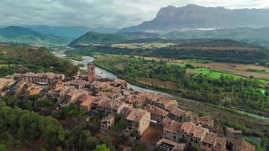 İspanya 'nın Huesca eyaletindeki Pirene dağlarının eteklerinde yer alan eski Ainsa kasabasının hava manzarası. Arka planda muhteşem dağlar olan bir ortaçağ kasabası..