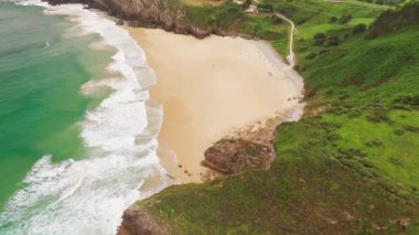 Kuzey İspanya, Asturias 'taki güzel Playa de Andrin ve Playa de Balota plajları. Kuzey İspanya 'da yaz boyunca Atlantik Okyanusu kıyısındaki el değmemiş kumlu plajların havadan görünüşü. 
