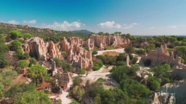 Les Orgues Ille sur Tet, Pyrenees Orientales, Languedoc Roussillon, Fransa 'da jeolojik alan. Ille sur Tet 'in ya da peri bacalarının havadan görünüşü. 