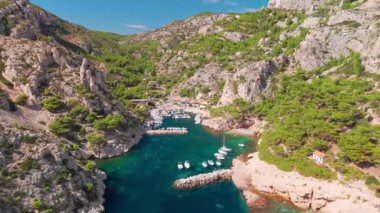 Fransa 'nın güneyindeki Marsilya yakınlarındaki Akdeniz kıyısındaki Calanque de Morgiou' nun hava manzarası. Calanques Ulusal Parkı 'nın bir parçası, bu cennet gibi yer mükemmel bir yaz seyahati yeri.