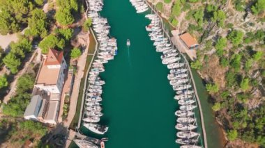 Fransa 'nın güneyindeki Cassis Köyü yakınlarındaki Akdeniz kıyısındaki Calanque de Port Miou' nun hava manzarası. Calanques Ulusal Parkı 'nın bir parçası. Bir sürü yelkenli teknesi olan dar bir fiyort.