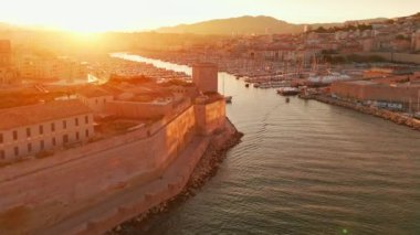Güney Fransa 'da, Marsilya' daki tarihi Vieux Limanı 'nın hava manzarası. Güzel bir yaz sabahı, Fransa 'nın en büyük ikinci şehri olan Marsilya şehir manzarasına vurgu yapıyor.
