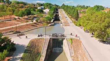 Carcassonne, Fransa 'daki Canal du Midi kanalının hava görüntüsü. Midi Kanalı, Garonne Kanalı ile birlikte Akdeniz 'i Atlantik Okyanusu' na bağlar..