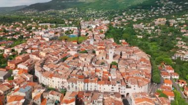 Ortaçağ şehri Vence 'in havadan görünüşü. Vence kasabası Fransa 'nın güneyinde Nice ve Antibes arasında Provence-Alpes-Cote dAzur bölgesinde Alpes Maritimes şubesinin tepelerinde kurulmuştur..