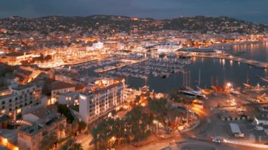 Cannes 'ın gece hava görüntüsü, Cote dAzur, güney Fransa. Fransız Rivierası 'nda yaz boyunca Cannes şehir manzarası. 