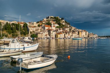 Günbatımında eski Sibenik kasabası, Dalmaçya bölgesi, Hırvatistan. Akdeniz şehri Sibenik 'in ortaçağ kasabalı silueti. UNESCO Dünya Mirasları Listesi.