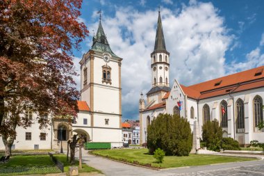 Slovakya 'nın Levoca şehrinin tarihi merkezi. Belediye binası, St. James Basillica ve Levoca, Slovakya 'daki diğer tarihi binalar