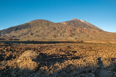 Tenerife, Tenerife, Kanarya Adaları, İspanya 'da volkan patlaması. Tenerife adasındaki El Teide Ulusal Parkı. Volkanik kaya oluşumları ve gün batımında ünlü Pico del Teide volkanı zirvesi.