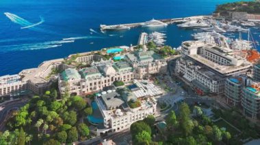 Monaco 'daki Monte-Carlo kumarhanesinin havadan görüntüsü. Otelin önünde lüks süper arabalar var. Monako Prensliği 'nin şehir merkezi. Monaco, Monte Carlo 'daki ünlü kumarhane ve lüks binalar.