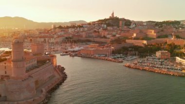 Güney Fransa 'da, Marsilya' daki tarihi Vieux Limanı 'nın hava manzarası. Güzel bir yaz sabahı, Fransa 'nın en büyük ikinci şehri olan Marsilya şehir manzarasına vurgu yapıyor.
