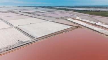 Güney Fransa, Camargue 'deki Aigues-Mortes tuzlu bataklıklarının hava manzarası. Aigues Mortes 'de tuz çiftliği ve güzel pembe bir göl. Tuz üretimi