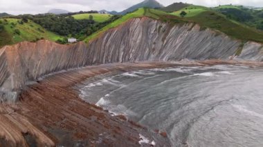 İspanya 'nın kuzeyindeki güzel Playa De Sakoneta plajının hava manzarası. Sakoneta plajı, Flysch adında dünyanın en uzun kaya katmanlarıyla ünlüdür.