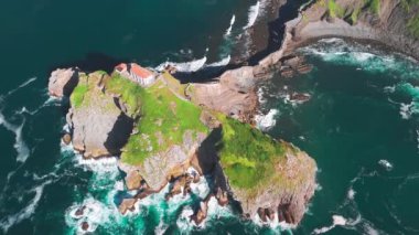 San Juan de Gaztelugatxe 'nin hava manzarası, Bask Ülkesi, İspanya. San Juan de Gaztelugatxe 'nin kayalık adanın tepesindeki inziva yeri.