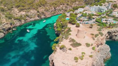 İspanya, Balearic Adaları, Mallorca 'daki Cala Pi Körfezi' nin hava manzarası. Turkuaz su limanı ve beyaz kumsal sahili ile Akdeniz kıyılarını sersemletiyor. Mallorca seyahat noktaları