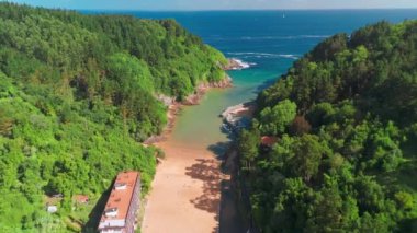 Ea Village, Biscay, Bask Ülkesi, Kuzey İspanya 'nın hava manzarası. Cantabrian Denizi kıyısında dar bir koyda yuva yapmış resim gibi bir balıkçı köyü.